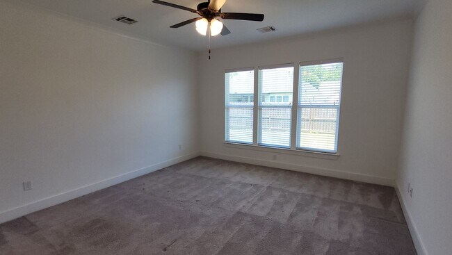 Building Photo - 4bed/3bath single story home in Denham Springs!