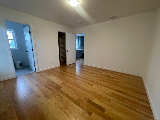 Building Photo - 350 Pleasantview Ave