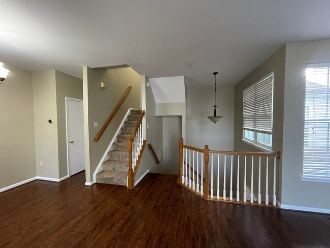 Building Photo - Beautiful 3 Bed 2.5 Bath Interior Townhome...