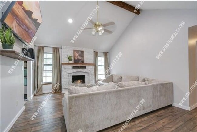 Building Photo - Gorgeous Blue Springs Home-Available in SEPTEMBER!!