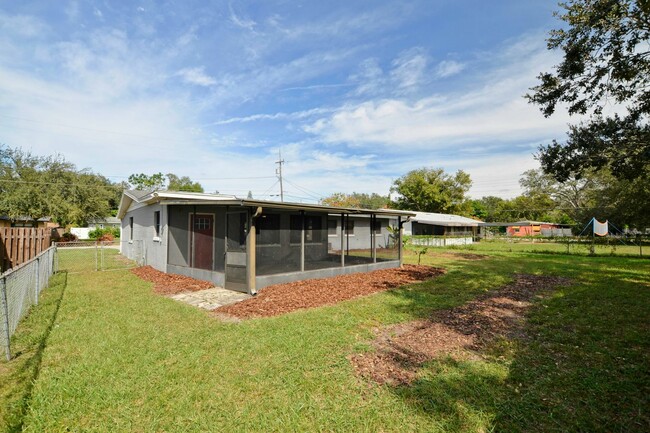 Building Photo - 4 bed 2 bath home