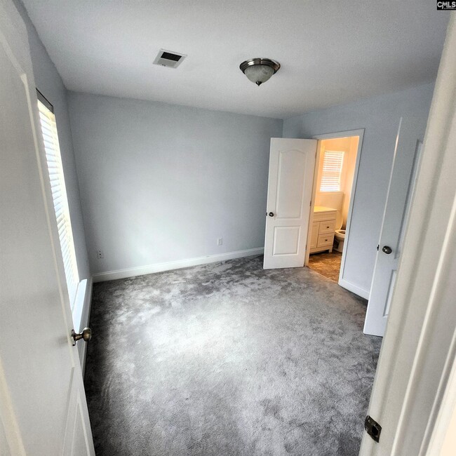 Building Photo - 330 Large Oak Loop