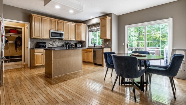 Building Photo - Spacious 5-Bed Home with In-Law Suite, Fin...