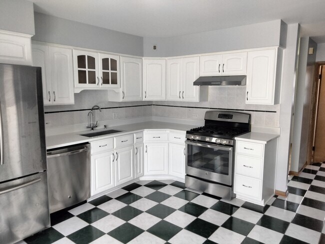 Building Photo - 904 S Edward St