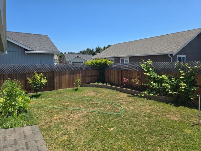 Building Photo - Recently constructed McKinleyville home fe...