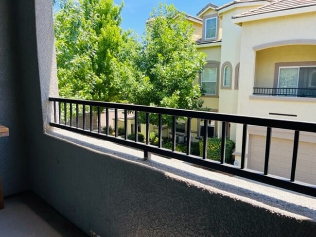 Building Photo - Beautiful Tri-Level Condominium in Gated Elk Grove Community!