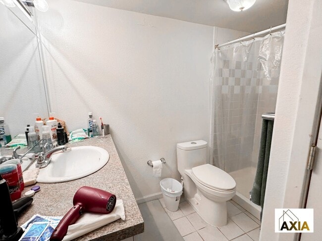 Building Photo - Spacious Home Right on the Park!