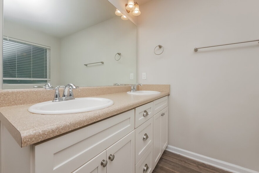 Building Photo - 405 Invector Ct