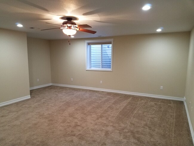 Building Photo - House For Lease