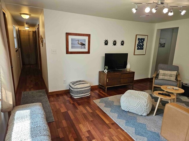 Building Photo - Fully Furnished, Beautiful Decor - 3BR / 1BA