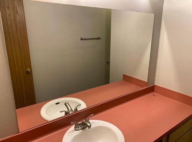 Building Photo - 2 Bedroom / 1.5 Bathroom Townhouse w/ Fenc...