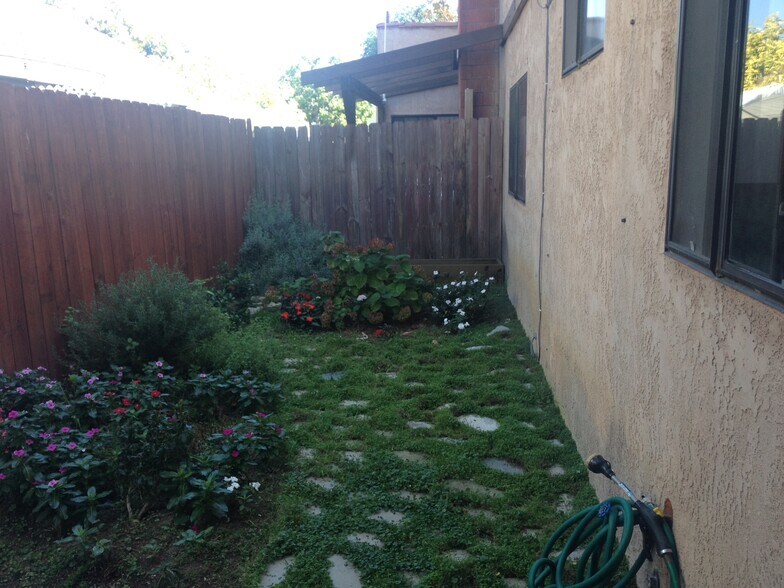 Building Photo - 933 Loma Ave