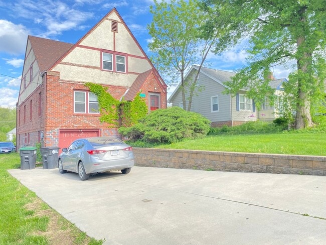 Building Photo - Large 2 bed 1 bath duplex with one car att...