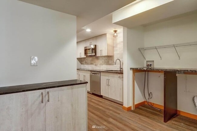 Building Photo - Lake city