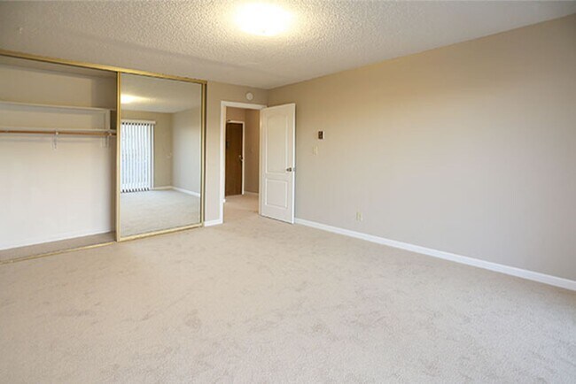 Building Photo - 102 Locksley Ave