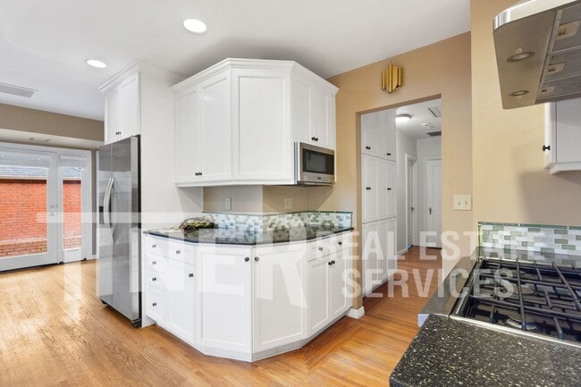 Building Photo - 801 46th St