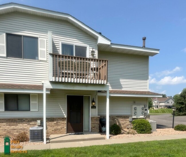 Building Photo - 2 Bedroom Townhome in Maple Grove