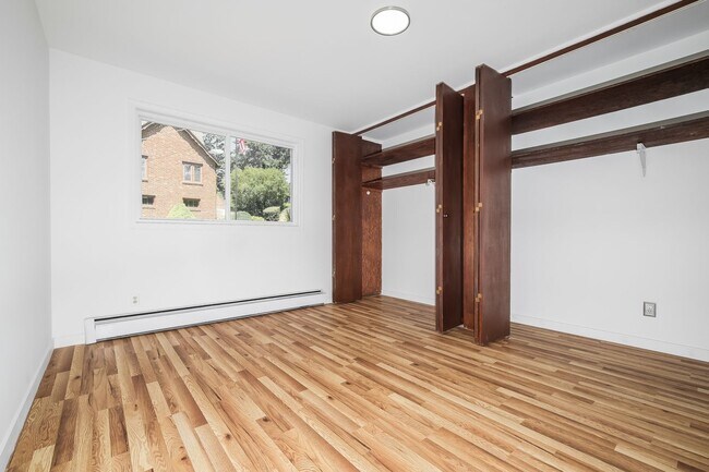 Building Photo - Versatile 5 Bedroom Retreat with Office and Outdoor Living in Burien