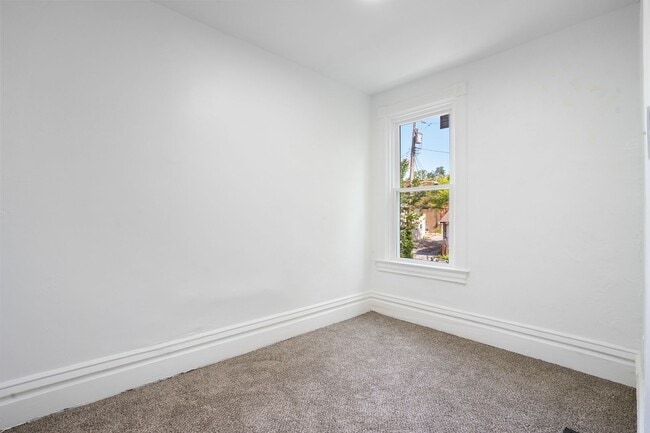 Building Photo - Newly Renovated 4 Bed, 2 Bath Home - Off-S...