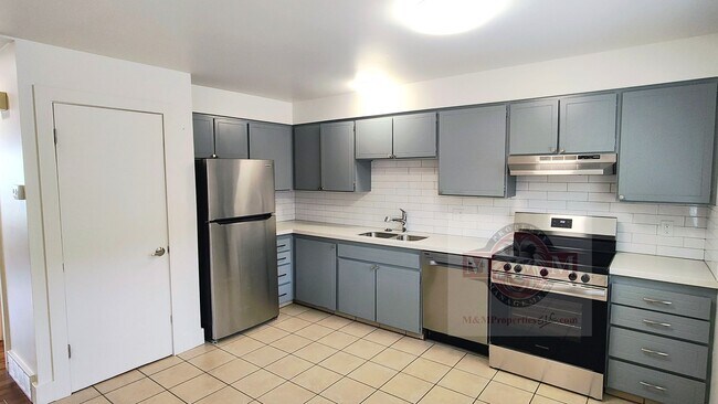 Building Photo - Remodeled 3 Bd 2 Ba Duplex Above Foothill
