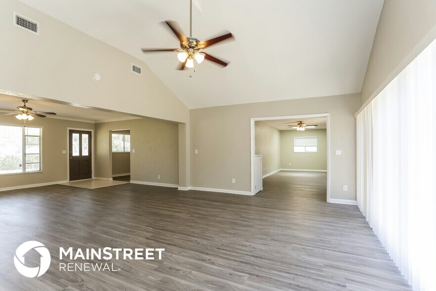Building Photo - 2124 Almeria Way S