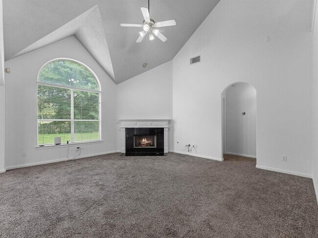 Building Photo - 25553 Oakhurst Forest Dr