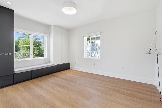 Building Photo - 3135 NE 211th St