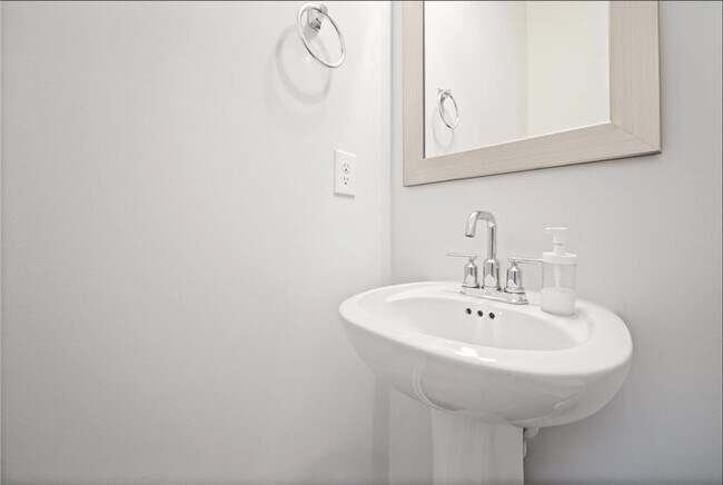 Building Photo - 1595 Ridgebrook Downs