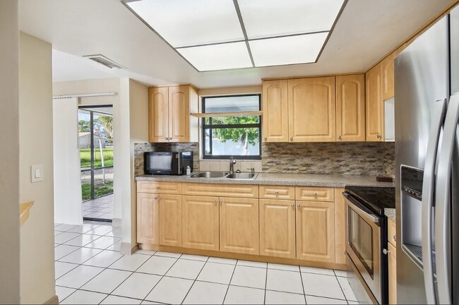 Building Photo - 206 SE Santa Barbara Pl