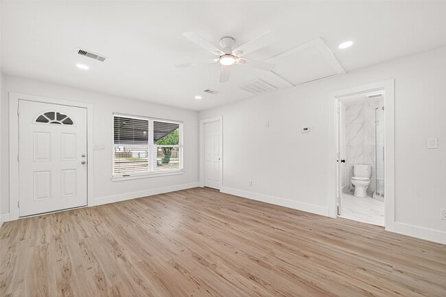 Building Photo - 6615 W Montgomery Rd