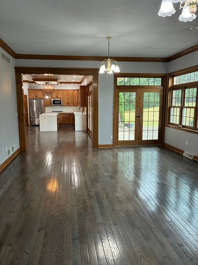 Building Photo - Magnificent 5-Bedroom Private Estate in Bu...