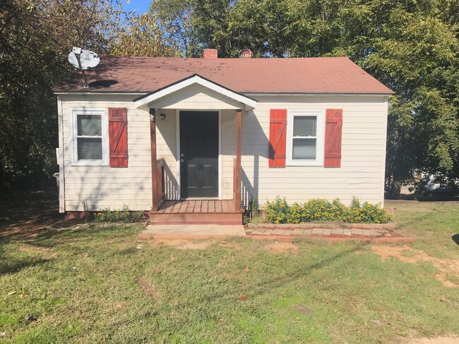 Primary Photo - 2 bed 1 bath house close to downtown Kanna...