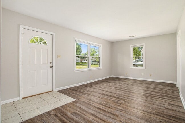 Building Photo - Charming 3-Bed/1-Bath Ranch Style with Garage