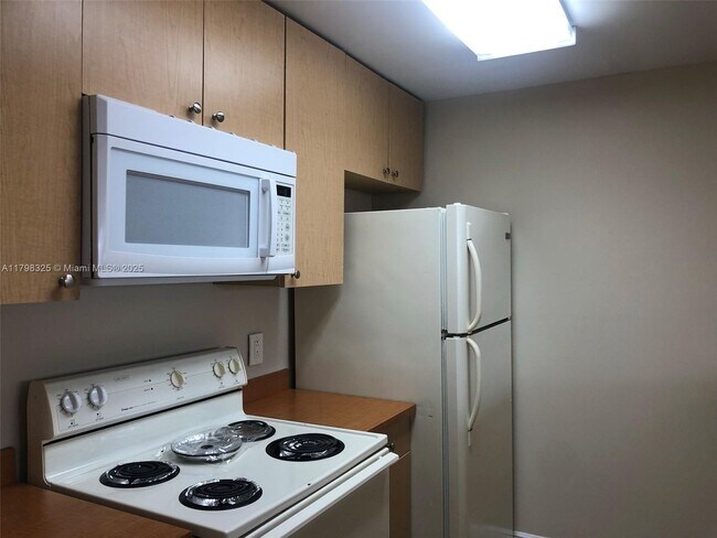 Building Photo - 8160 Geneva Ct