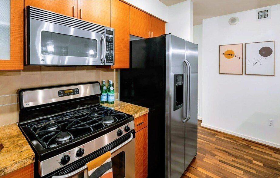 Modern kitchen with stainless steel appliances - 819 Virginia St