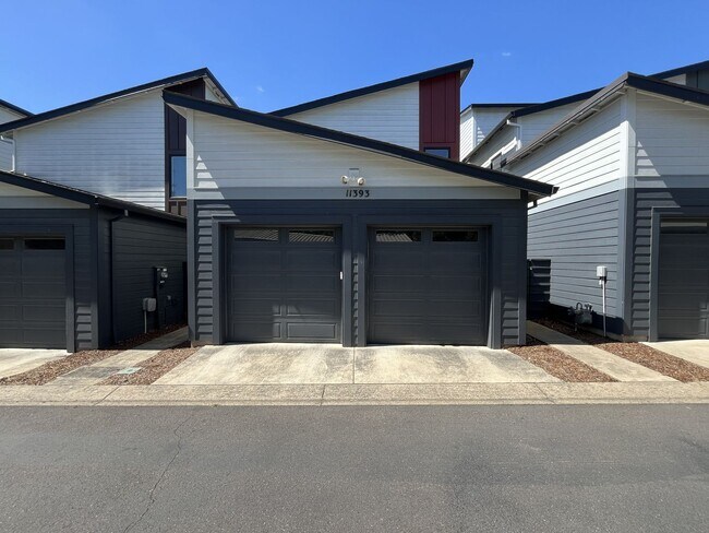 Building Photo - Spacious 2,511 Sq Ft Wilsonville Townhome with Vaulted Loft, Modern Kitchen & Attached Two-Car Ga...