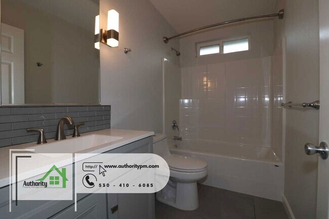 Building Photo - 1366 Magnolia Ave