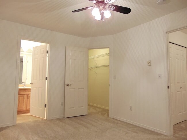 Building Photo - Lovely and Spacious 2 BR/1.75 BA Kirkland ...