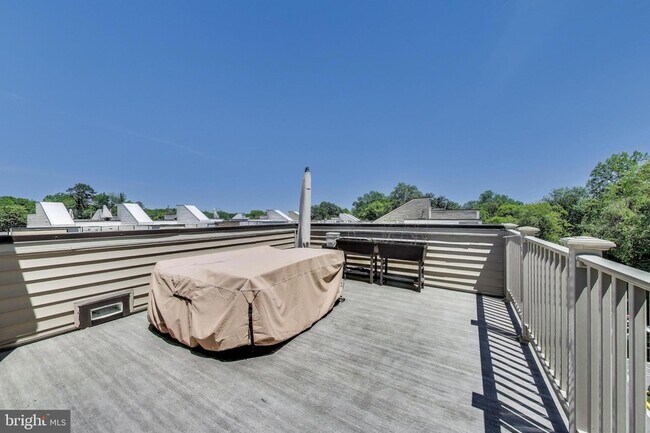 Building Photo - 5004 Oakmoore Dr