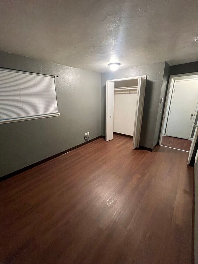 Building Photo - Pet Friendly 2 Bedroom in Lebanon!
