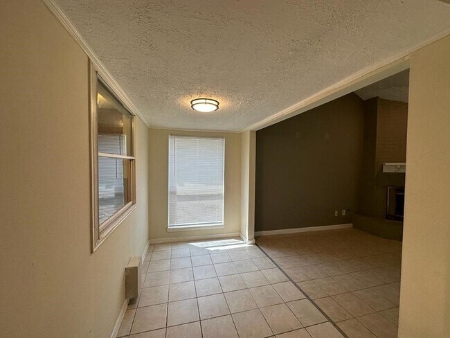 Building Photo - 239 Kings Way