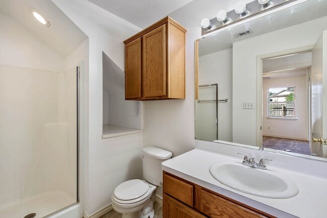 Building Photo - Available August 2026!  3 Bedroom 3 Bathroom Duplex with Yard Close to Campus/Bus Route!