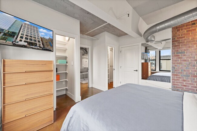 Building Photo - Fully Furnished Designer Loft with Parking & Monument Views!