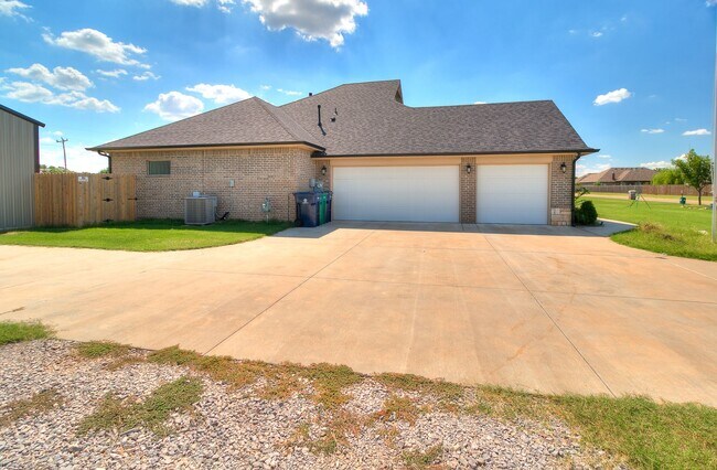 Building Photo - 3 Bed, 2 Bath Home with Bonus Office and  ...