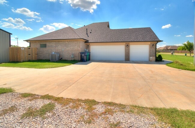 Building Photo - 3 Bed, 2 Bath Home with Bonus Office and  Huge Workshop