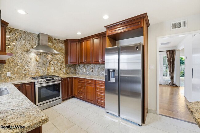 Building Photo - 536 W Hillsdale Blvd
