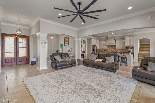 Building Photo - Beautiful 4 bedroom/4 Bathroom Home with a Peaceful Backyard