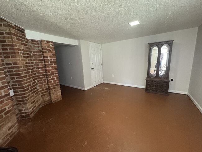 Building Photo - Efficiency 1 Bedroom Apartment in Chicopee Village – Utilities Included!