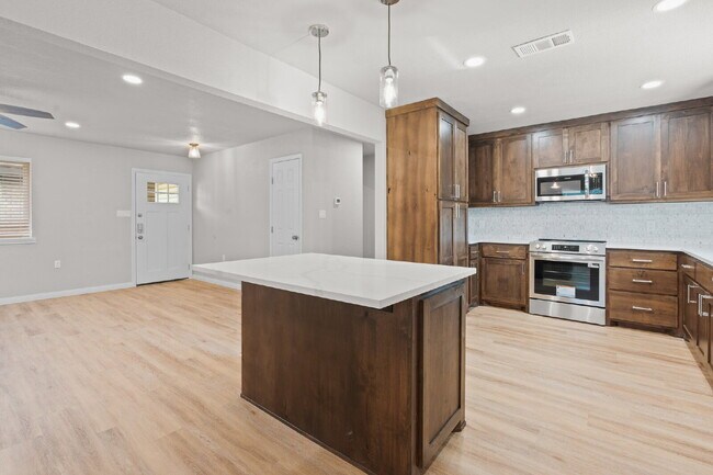 Building Photo - 3 Bed, 2 Bath Duplex (3rd bed is detached)