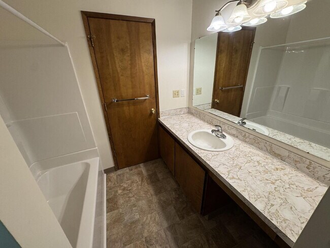 Building Photo - 2-Bedroom, Townhome Close to Transportation